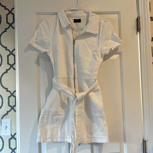 Casual collared cotton dress with front zipper, pockets and tie belt.